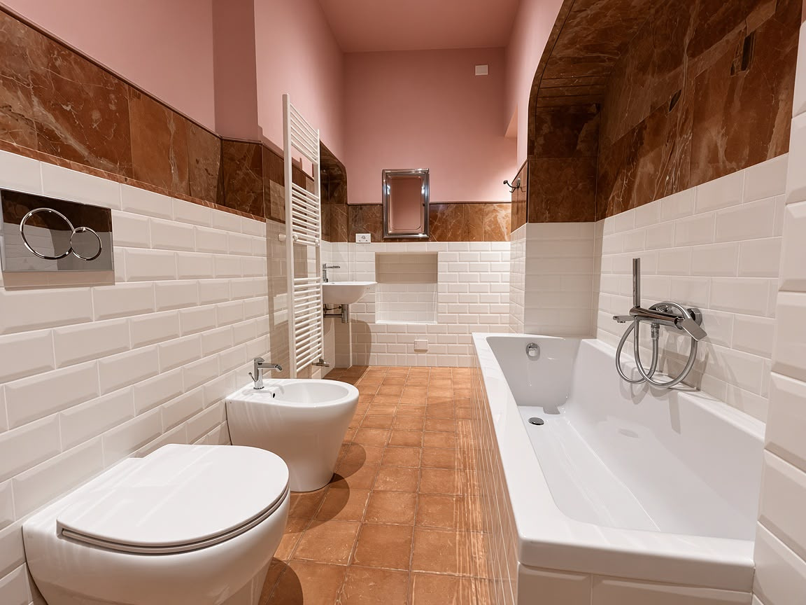 Bagno ristrutturato con piastrelle metro, fascia in marmo e vasca
